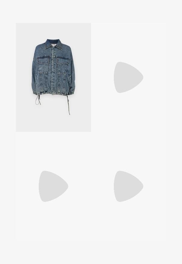 Jachetă din denim cu guler, două buzunare frontale, tiv și manșete elasticizate, într-o nuanță de albastru decolorat cu detalii de cusătură bine definite.; Tricou alb din bumbac, cu mâneci scurte, guler rotund și un mic logo gri în zona stângă a pieptului. Textură netedă.; Pantaloni negri evazați dintr-un amestec de bumbac, având închidere cu nasture, cleme pentru curea și o textură netedă, fără modele vizibile.; Sneaker din piele neagră cu accente gri, talpă din cauciuc alb, vârful rotund și șase ochiuri negre pentru șirete. Detaliu texturat pe panoul lateral.