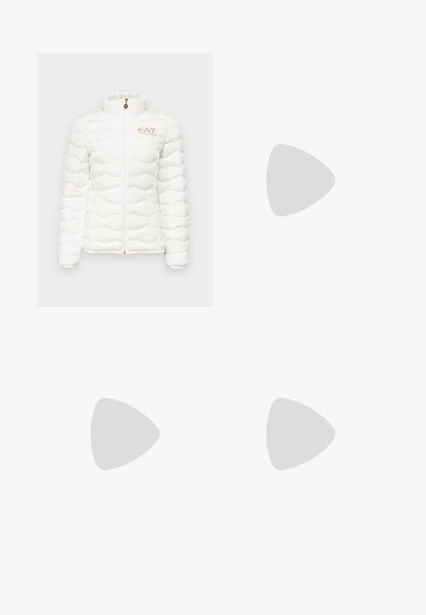EA7 Emporio Armani Zimska jakna - white; Bijela pamučna majica kratkih rukava s okruglim izrezom, s malim zlatnim EA7 logotipom na lijevoj strani prsnog područja.; Crne tajice od rastezljivog materijala, sa visokim strukom i malim otisnutim logotipom na jednoj nozi. Glatka tekstura, dizajn koji se prilagođava tijelu.; Crne kožne i sued cipele s laganom smeškom gumene potplate. Imaju bele vezice i male perforacije sa strane. Prisutno je Michael Kors logo.