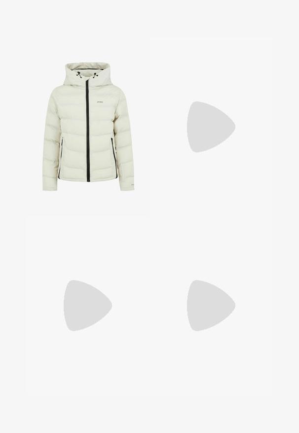 Witte pufferjack met een capuchon, zwarte ritssluiting en twee zijzakken. Gemaakt van een gladde stof met een gequiltde textuur.; Zwarte atletische crop top met een rits aan de voorkant, mesh accenten en een aansluitend ontwerp. Gemaakt van rekbare, ademende stof. Nike-logo aan de voorkant.; Zwarte cropped leggings van rekbaar materiaal, met een hoge tailleband en een gladde textuur, zonder zichtbare patronen of hardware.; Zwarte sport schoenen van een gestructureerde stof, met vetersluiting en een opvallende zool, gecombineerd met witte geribbelde sokken met een klein logo.