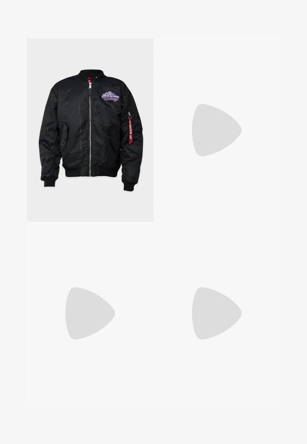 Alpha Industries - Kurtka Bomber; Czarna bawełniana koszulka z małym graficznym motywem żółtego motyla w kształcie płomienia na piersi. Okrągły dekolt, krótkie rękawy.; Czarne dżinsy dzwonowe z przecieranym wykończeniem, pięcioma kieszeniami i kontrastowym ściegem, z lekko szerokim otworem nogawki.; Brązowo-niebieskie spódnice w kratę o szerokich nogawkach zestawione z białymi butami z czarnymi akcentami i teksturowaną podeszwą, na tle zielonego tła.