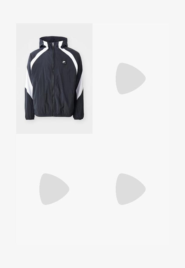 Musta tuulitakki valkoisilla sivupaneeleilla, vetoketjulla edessä, säädettävällä hupulla, elastisilla hihansuilla ja helmalla, jossa on pieni Nike-logo.; Nike musta musta T-paita, jossa on klassinen pyöreä kaula-aukko, lyhyet etkä hihat sekä hillitty, kohopainettu logo rinnassa. Silkkinen rakenne.; Mustat verkkareita pehmeästä kankaasta, jossa on joustava vyötärö, nyöri ja pieni Nike-logo vasemmassa reidessä.; Mustat urheilukengät, joissa on teksturoitu kangas ja kumipohjat, elastiset nauhat ja sininen yksityiskohta kannassa. Yhdistetty vaaleisiin farkkuihin.