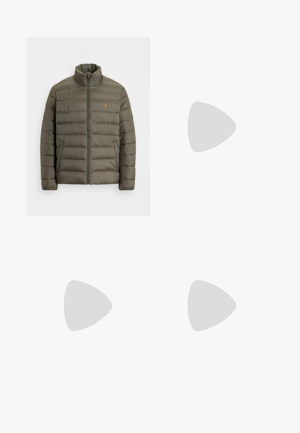 Olivgrön puffjacka, dragkedja fram, hög krage, horisontellt kviltat mönster, ficka på vänster sida, liten orange logotyp på bröstet.; Svart långärmad tröja med rund hals och röd Polo Ralph Lauren-logotyp broderad på bröstet, liggande platt på en vit bakgrund.; Svarta chinos med rak passform, tillverkade av bomullsblandat tyg, med blixtlås, bälteshällor och sidofickor. Slät textur.; Svart och vit låg sneaker med överdel i mesh och mocka, vita snören, vit sula och en polo-spelare logo på sidan.