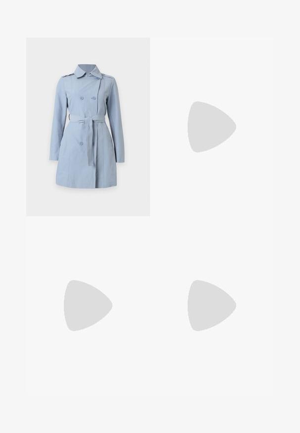 Lyseblå trenchcoat med dobbeltknappdesign, to knapper, belte i midjen og krage. Laget av et glatt stoff med lange ermer.; Hvit langermet skjorte med krage laget av bomull. Den har en knappestolpe foran og en enkelt brystlomme. Glatt tekstur og avslappet passform.; Marineblå skjørt med en strukturert design, som har en side cargo-lomme og et metall D-ring beltedetalj. Laget av slitesterkt stoff.; Svart skinnballettflatt med rund tå, glatt tekstur, minimal sømdetalj, og et fleksibelt såledesign.; Tiger of Sweden LIMBIATE UNISEX - Skulderveske - pure decadence