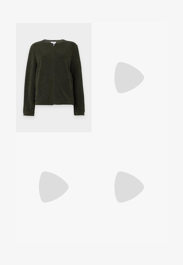 Dark green fleece jacket with long sleeves, round neckline, and front zipper closure, displayed on a white background.; Burgundy ribbed long-sleeve top with a scoop neckline and three button detail at the chest. Made of textured knit material.; Wide-leg jeans in dark gray denim. Features five pockets, a button closure, and subtle fading on the fabric. Classic stitching accents.; Black leather flat shoe with a pointed toe and ankle strap featuring a gold buckle. Smooth texture with a slightly glossy finish.