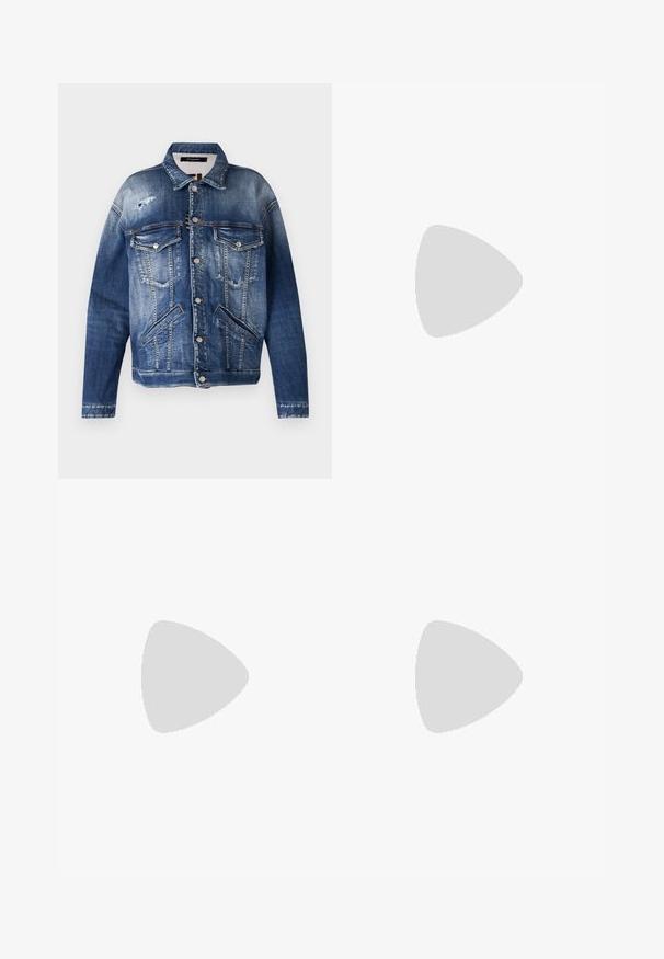 Jeansjack in verschillende tinten blauw, met een versleten afwerking, twee borstzakken, zijzakken, zichtbare stiksels en metalen knopen.; Witte katoenen t-shirt met korte mouwen, ronde halslijn, comfortabele pasvorm en gestikte zoom. Etiket zichtbaar aan de binnenzijde van de hals.; Zwarte flared broeken van gladde stof, met een platte voorkant, zijzakken en een op maat gemaakte tailleband.; Zwarte leren kniehoge laarzen met een gladde textuur, vierkante neus, blokhak en zijhandvat, met minimale stikseldetails.