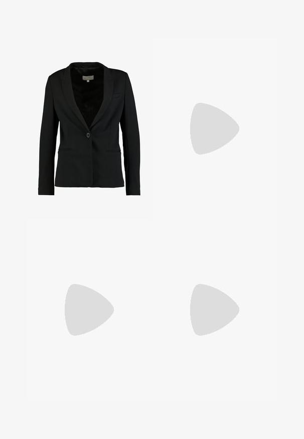 Černý blazer z hladkého materiálu, s jedním knoflíkem, se zářezovými klopami a dvěma předními kapsami, s upraveným střihem.; Černé jednodílné plavky s vysokým výstřihem, tenkými ramínky a vysokým střihem nohavic. Hladká textura a minimalistický styl.; Černé kalhoty s rovným střihem, s předními kapsami a bočními rozparky na lemu. Vyrobené z jemné, hladké tkaniny. Vhodné na různé příležitosti.; Černé lakované sandály na podpatku se čtveratou špičkou, lýtkovými pásky a stříbrnými přezkami. Disponují masivním blokovým podpatkem pro stabilitu.