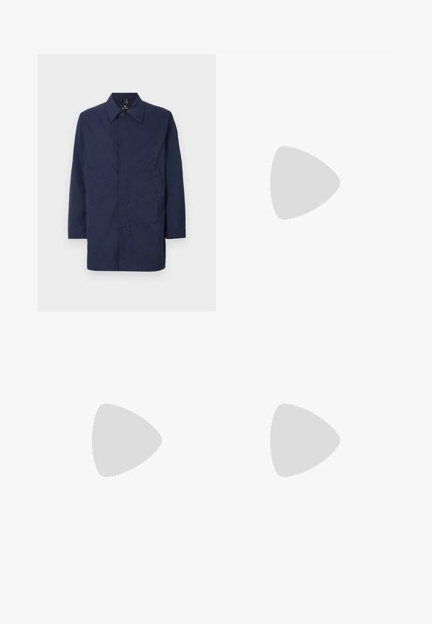 Manteau bleu marine avec un col, fermeture à boutons sur le devant et deux poches latérales. Fabriqué à partir d'un tissu lisse avec une coupe droite et des manches mi-longues.; T-shirt en coton couleur crème avec des manches courtes, arborant un logo brodé bleu marine sur le côté gauche de la poitrine. Texture lisse.; Pantalons noirs fuselés en tissu lisse, avec taille élastique et poignets. Présente des plis à l'avant pour un aspect ajusté.; Baskets blanches avec une finition en cuir texturé, bout arrondi et accent noir au talon. Semelle en caoutchouc avec un petit motif de sculpture et des détails cousus.