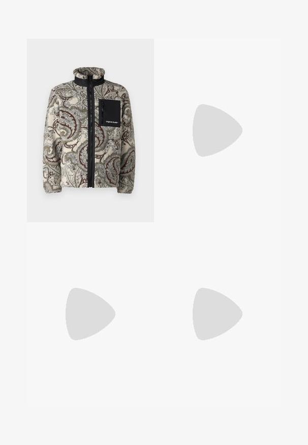 Jack & Jones JORVESTERBRO srebrny; Biała bawełniana koszulka z krótkim rękawem, okrągłym dekoltem i luźnym krojem. Gładka struktura bez widocznych wzorów czy akcentów.; Spodnie cargo w oliwkowym kolorze, wykonane z trwałego materiału. Posiadają dwie boczne kieszenie, standardowy pas oraz prosty krój nogawek.; Hummel UNISEX biały; Czarna pikowana torba na ramię o miękkiej fakturze, noszona przez osobę w białej koszulce z grafiką i odważnym tekstem. Casulowy strój z dżinsami.