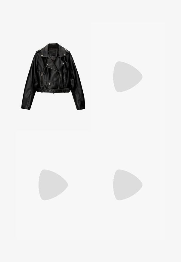 Zkrácená černá kožená motocyklová bunda se stříbrnými detaily, zipy a páskem v pase. Obsahuje široké klopy a dvouřadé zapínání.; Černý bezsleeve crop top vyrobený z hladké tkaniny, s kulatým výstřihem a čistým, jednoduchým designem bez vzorů nebo kovových doplňků.; Černé kalhoty s rovným střihem, s předními kapsami a bočními rozparky na lemu. Vyrobené z jemné, hladké tkaniny. Vhodné na různé příležitosti.; Černé ploché sandály s lesklým povrchem, třemi tenkými popruhy a kulatým kovovým detailem na špičce. Elegantní design s minimálním podpatkem.