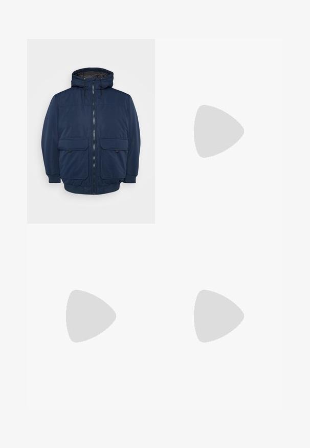 Jack & Jones JJCONSTRUCT  - Talvejope - navy; Valge lühikeste varrukatega T-särk ribakudumises. Ümar kaelus, mugav lõige, nähtavad mustrid ega aksessuaarid puuduvad. Lihtne ja mitmekesine disain.; Heledad hallhallid, laia lõikega denimist teksased. Omavad klassikalist viie tasku disaini, vööloopse ja sirget säärelõiget.; Valge nahkne toss, millel on perforeeritud külgedega, tekstuuriga aktsendid, lame pael ja kontrastne hall konts. Omab veidi tõstetud tallat.