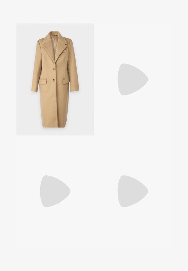Cappotto in lana marrone chiaro con rever a lancia, chiusura con un bottone e due tasche frontali. Presenta una linea dritta e una texture morbida.; T-shirt in cotone nero con scollo a V e maniche corte. Design semplice con vestibilità regolare, senza motivi o dettagli.; Pantaloni neri su misura con un design a gamba dritta, caratterizzati da una texture liscia e pieghe ben definite sul davanti. Senza hardware visibile.; Sandalo con tacco in pelle nera, con cinturino alla caviglia regolabile, design open toe e tacco quadrato. Texture liscia, stile minimalista.