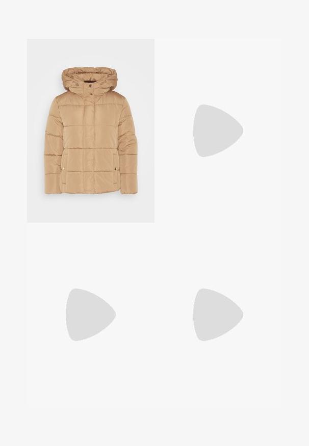 Giacca a vento beige con cappuccio, caratterizzata da cuciture orizzontali, chiusure a pressione e tasche laterali. Realizzata in materiale liscio e resistente all'acqua.; Tre top corti a maniche lunghe impilati, nei colori bianco, beige e blu verde tenue, con scollature rotonde su uno sfondo grigio chiaro.; Jeans skinny in denim azzurro chiaro con vita media, design a cinque tasche e orlo grezzo alle caviglie. Etichetta del marchio visibile in vita.; Stivali neri alla caviglia con finitura lucida, punta quadrata e tacco a blocco spesso. Il design presenta una silhouette senza cuciture e un branding minimale.; Orecchini a cerchio in metallo argento con finitura spazzolata, caratterizzati da un design circolare e un gancio trasparente sul retro per una vestibilità sicura.