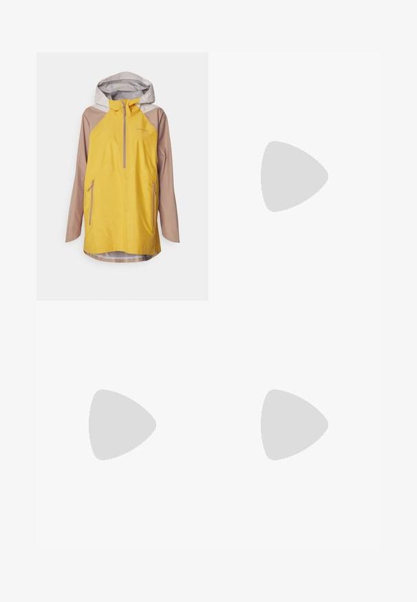 Kari Traa SANNE ANORAK - Mīksta auduma jaka - dusty yellow; Melna īsām piedurknēm T-kreklā, kas izgatavots no gludas kokvilnas, ar apļa kakla izgriezumu un smalku iebullētu logo detaļu kreisajā pusē.; Melnas, vieglas, ūdensizturīgas bikses ar elastīgu jostu un divām sānu kabatām; gluda tekstūra; taisnu kāju dizains.; Viegls Columbia sporta apavs baltā sietā ar teksturētu pelēku zoli un gumijas saķeri. Iespējas ietver polsterētu apkakli un saistīšanas dizainu.