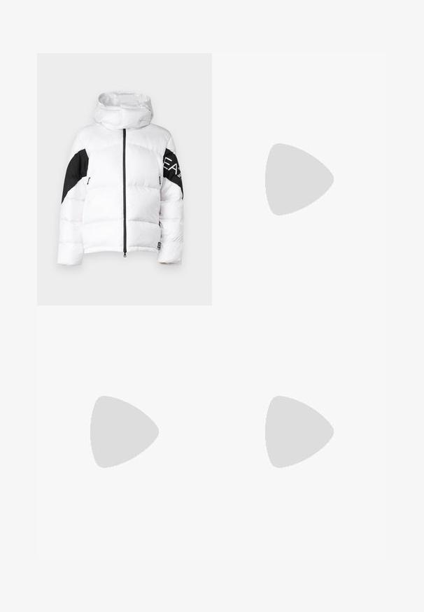 Balta pūkaina jaka ar kapuci, ar melniem akcentiem uz pleciem un logotipu. Gluda tekstūra, ar rāvējslēdzēju priekšpusē un sānu kabatām.; Balta kokvilnas t-kreklā ar apaļu kakla izgriezumu un īsām piedurknēm, ar zeltītu EA7 Emporio Armani logotipu uz priekša.; Melnas sporta šortus, kas izgatavoti no mīksta auduma, ar elastīgu jostu un mazu dzeltenu EA7 logo zem kreisā kājas stūra.; Baltas ādas sneakers ar gludu virsmu, apaļu pirkstu daļu, plakaniem šņorēm un teksturētu zoli. Satur diskrētu logotipu uz papēža.