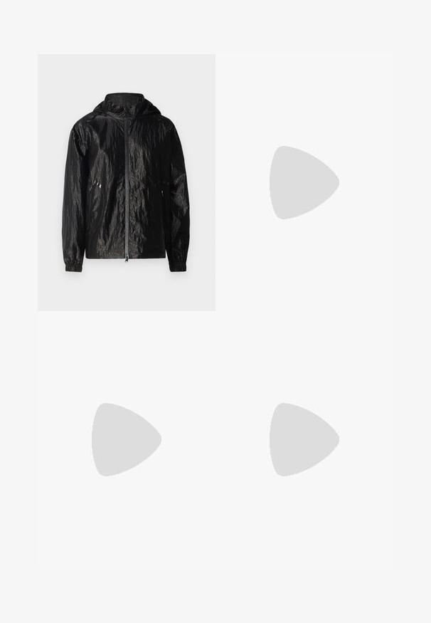 Svart, texturerad, lättviktig jacka med huva och blixtlås. Har elastiska ärmslut och två sidefickor med blixtlås.; Vit bomull t-shirt med kort ärm, rund halsringning, avslappnad passform och söm i nederkant. Etikett synlig på insidan av halsen.; Vita vida-byxor gjorda av bomull med en slät textur. Har en framknapp, gylf med dragkedja och fyra fickor.; Grå pumps med spetsig tå och V-formad utskärning, med en smal stiletto-klack. Bärs med ljusblå raka jeans.