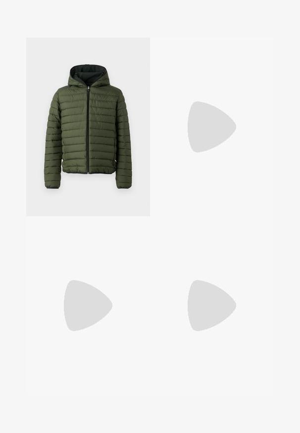 Zelená vycpaná bunda s kapucí, s vodorovným prošíváním, předním zipem a černým lemem na rukávech a spodním lemu.; Svetle šedý pletený svetr s kulatým výstřihem, dlouhými rukávy a žebrovanými manžetami a lemem. Texturovaný vzor s barevnými skvrnami.; Světle modré džínové kalhoty s rovnými nohavicemi, pěti kapsami, zapínáním na knoflík, minimálním vyblednutím a kontrastním prošitím.; Bílé tenisky s hladkým koženým svrškem a nízkým profilem. Mají zaoblenou špičku, šest nýtů a texturovanou gumovou podrážku.