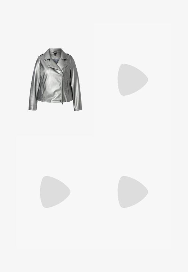 Hopeat keinonahkainen moottoripyöräjacket, jossa on viistetty kaulus, vetoketjukiinnitys edessä ja sivutaskut. Ominaisuuksiin kuuluu sileä pinta ja metallinen viimeistely.; Musta yksiolkaiminen mekko, joka on valmistettu laskostetusta kankaasta ja jossa on kultainen yksityiskohta olkasaumassa, sileä pinta ja polvipituinen malli.; Musta patenttilakattu nilkkuri, jossa on terävä kärki ja keskipitkä lohkarekorko. Silkkinen pinta ja minimalistinen muotoilu.; Musta käsilaukku, jossa on rakenteellinen muoto, sileä pinta ja metallinen solki. Yhdistetty leveisiin mustiin housuihin ja avonaiheisiin sandaaleihin puulattialla.