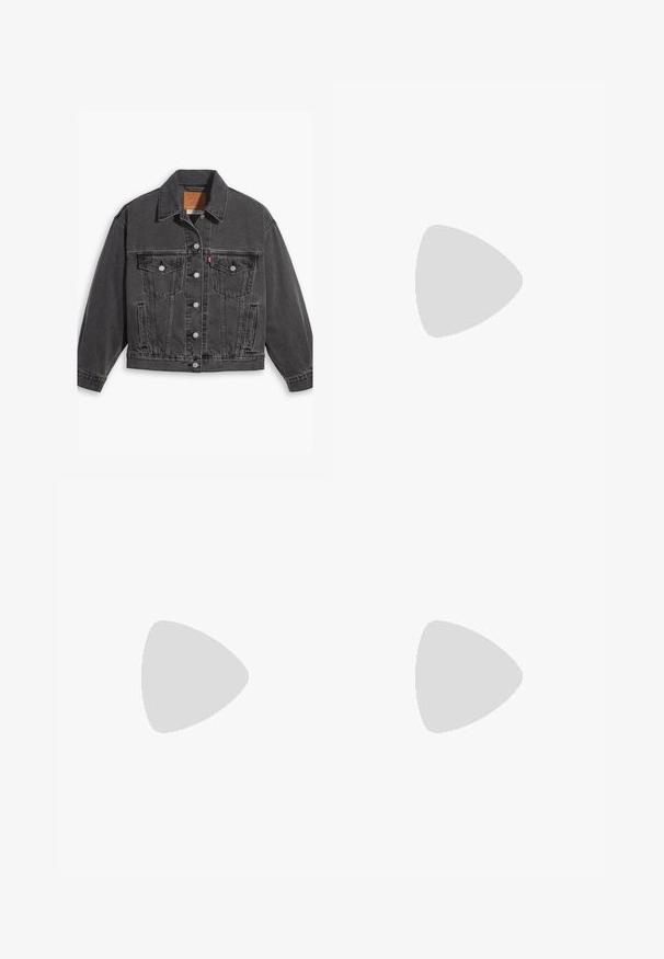 Črna jeans jakna s ovratnikom, z gumbastim zapiranjem, dvema prsnih žepoma in rahlo obrabljenim izgledom. Klasičen dizajn z prilagojeno silhueto.; Črna kratka majica s kratkimi rokavi, narejena iz mehke tkanine, z okroglim izrezom in sproščenim krojem, z gladko teksturo in brez vzorcev.; Bela široka hlače iz mehkega materiala, z vrvico v pasu in dvema sprednjima žepoma. Gladek texture in brez vidnih vzorcev.; Črne lakirane slingback pete s koničastim nosom in geometrijsko blokasto peto. Imajo eleganten, minimalističen dizajn in gladko teksturo.