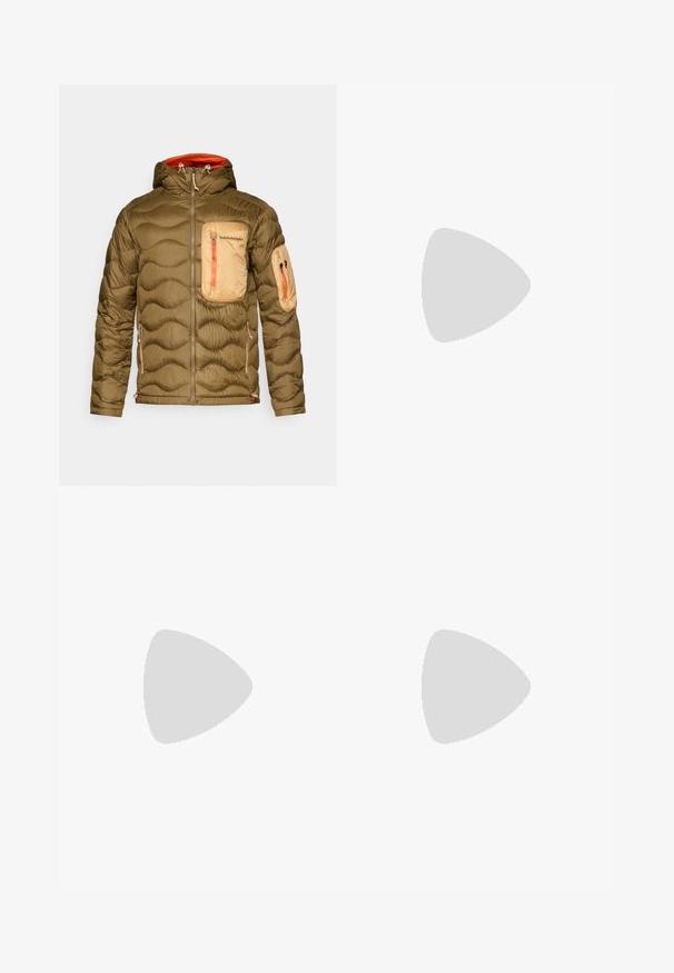 Olijfgroene pufferjack met een gestructureerd, gestikt ontwerp. Beschikt over een lichtbruine borstzak, oranje ritsaccenten en een capuchon.; Grijze katoenen t-shirt in een blend met zwarte Nike-logo; heeft een klein Nike-label aan de zijkant bij de zoom; eenvoudig ontwerp, korte mouwen.; Beige cargobroek van lichtgewicht katoenen materiaal. Kenmerkend zijn de elastische boorden, meerdere zijzakken en een knoopsluiting.; Witte leren sneakers met perforaties, ronde neus, vlakke zool en dikke veters, met een zichtbare swoosh-logo en "AIR" op de hiel.
