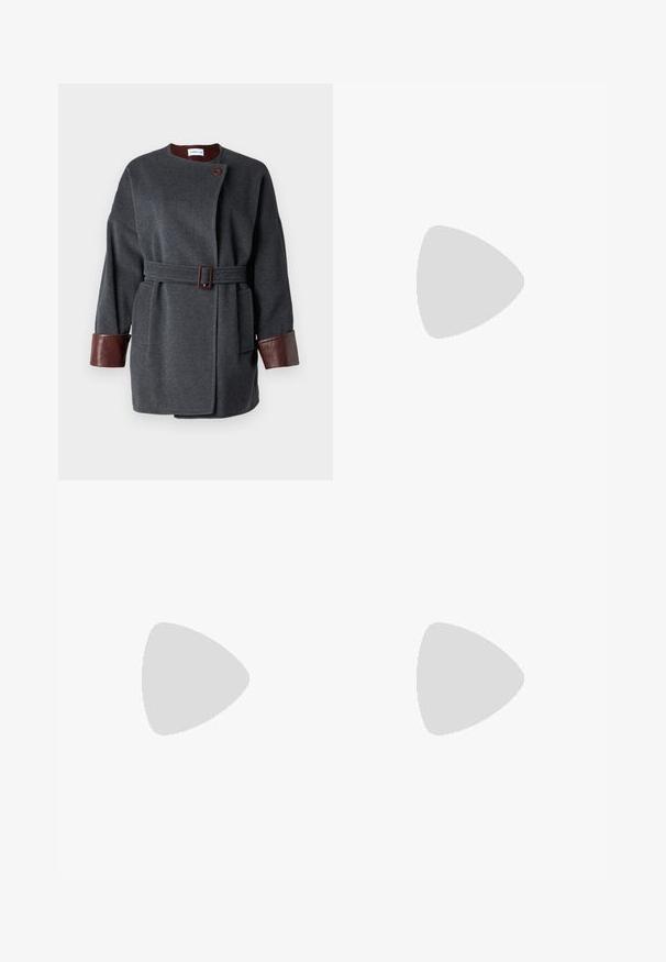 Tumši pelēks vilnas mētelis ar jostu viduklī, lielām priekšējām kabatām un brūna ādas aprocēm. Tam ir apaļa apkakle un viena pogu aizdare.; Tumši brūns garām piedurknēm pogājams krekls ar diviem kabatām uz krūtīm un klasisku apkakli, attēlots uz vienkārša baltā fona.; Melnas platās bikses ar gludu auduma apdari, aprīkotas ar cietu jostu un presētām krokām, lai nodrošinātu elegantu izskatu.; Melnas ādas augstpapēžu kurpes ar smailu purngalu un apaļu papēdi. Gluda tekstūra ar elegantu, minimālistisku dizainu.