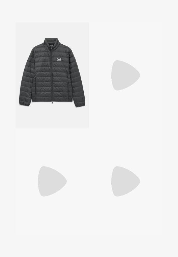 Svart quiltet jakke med glidelås og ståkrage, elastiske mansjetter og hvit EA7 Emporio Armani-logo på brystet og innsiden av kragen.; Svart bomulls t-skjorte med kort erm, rund hals og et lite logo-merke foran med pleiesymboler i hvitt.; Sorte bukser med lett og teksturert stoff, rett ben-design, elastisk midjebånd og sidelommer med glidelås.; Sorte semskede sneakers med hvit gummisåle, med tonale sømmer og snøring. Glatt tekstur med en moderne, strømlinjeformet form.
