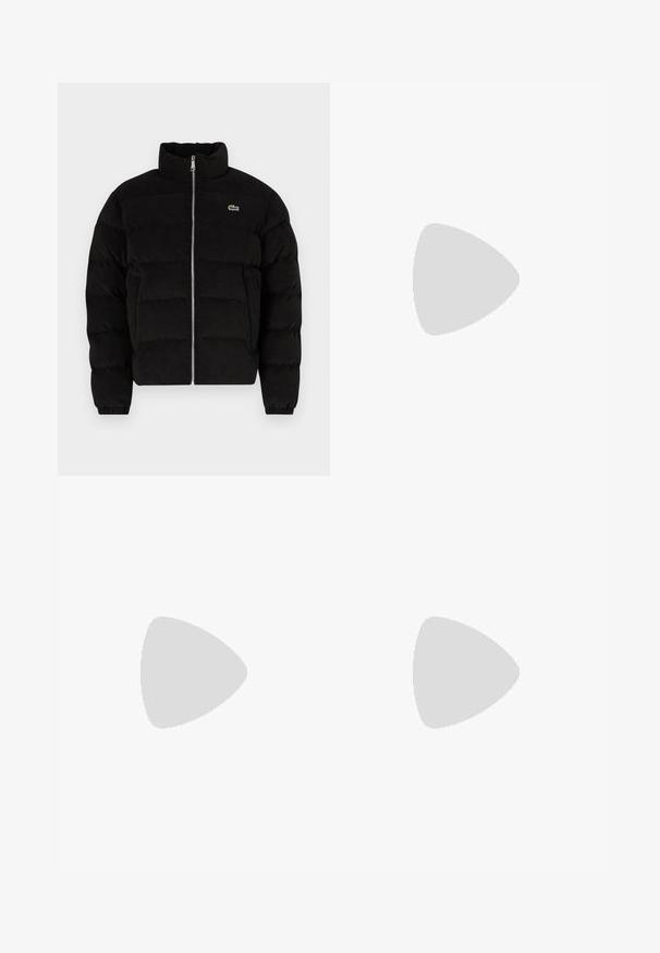 Lacoste Ziemas jaka - black; Melnas kokvilnas sporta krekls ar garām piedurknēm un apaļu apkakli. Uz krūšu daļas ir neliels dzeltenais ērglis logotips. Mīksta tekstūra.; Melnas pielāgotas bikses ar taisnu piegriezumu, izgatavotas no gludas auduma. Satur jostas cilpas un krokas detaļu gar priekšpusi.; Baltie ādas sporta apavi ar gludu virsmu, noapaļotu purngalu, plakaniem šņorēm un reljefa zoli. Pelēks zamšādas akcenti pie papēža.