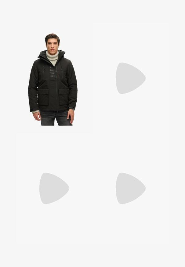 Superdry & Co ULTIMATE SD CHEATER - Übergangsjacke - jet black black; Weißes T-Shirt mit kurzen Ärmeln in gerippter Textur. Runder Ausschnitt, lockere Passform, keine sichtbaren Muster oder Akzente. Einfaches und vielseitiges Design.; Helle beigefarbene, lässig geschnittene Hose mit drei Taschen, Gürtelschlaufen und geradem Bein. Hergestellt aus einem weichen Baumwoll-Mix.; Beige Wildleder-Sneaker mit runder Zehenpartie, Schnürung und strukturiertem Rückenteil. Die weiße Gummisohle sorgt für einen Kontrast. Einfaches und modernes Design.