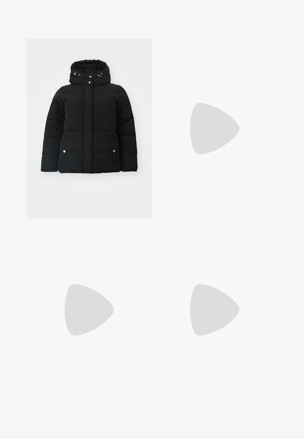 Vero Moda Curve FARAH JACKET - Winterjacke - black; Fünf Tops in Marineblau, Weiß, Grau, Schwarz und Schwarz, mit dünnen verstellbaren Trägern und einem figurbetonten Schnitt aus glattem Baumwollmaterial.; Schwarze Denim-Jeans mit geradem Bein, ausgestattet mit einem Knopfverschluss, fünf Taschen und dezentem Stickdetail. Angenehme Textur.; Schwarz-weiße Sportschuhe mit einem Obermaterial aus Wildleder und Leder, ausgestattet mit drei weißen Streifen und einer Gummisohle. Paar mit weißen Socken getragen.; Silberne Creolen mit einer glatten, polierten Oberfläche. Runder Form und sicherem Klickverschluss. Leichtes Design, geeignet für den täglichen Gebrauch.