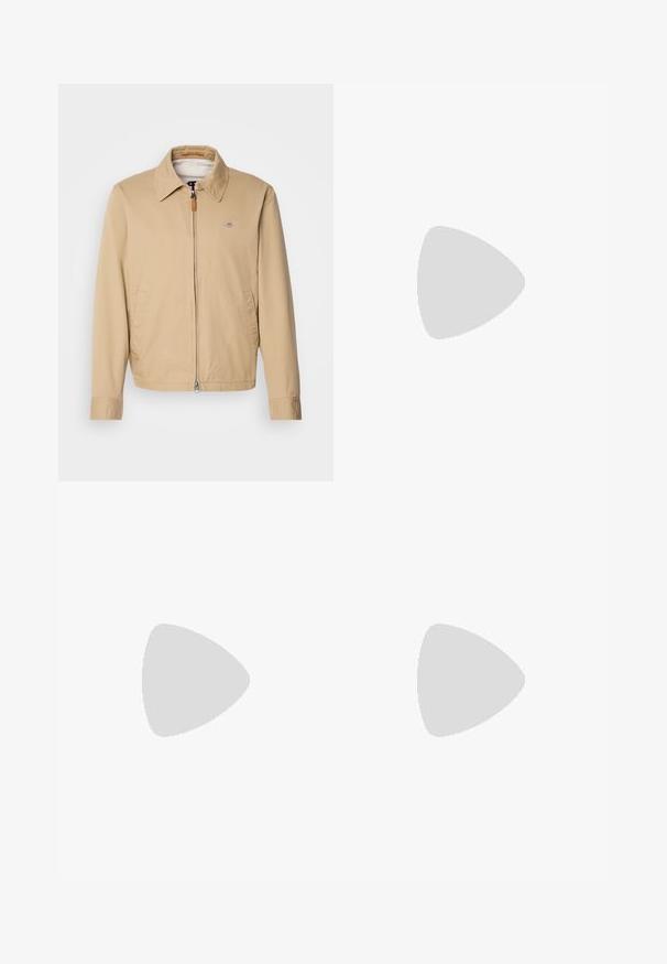 Beige, letvægts jakke med krave, frontlynlås, to sidelommer og et lille logo på brystet. Glat stof, afslappet design.; Sort kortærmet T-shirt lavet af en glat bomuldsblanding, med en rund halsudskæring og et minimalistisk design uden mønstre eller accenter.; Sorte joggebukser lavet af glat stof. Har en elastisk talje med snor, tætsiddende ben og ingen synlige lommer. Enkel design.; Sort lavt top lædersneaker med sorte snørebånd og off-white sål vist i sideprofil på hvid baggrund.