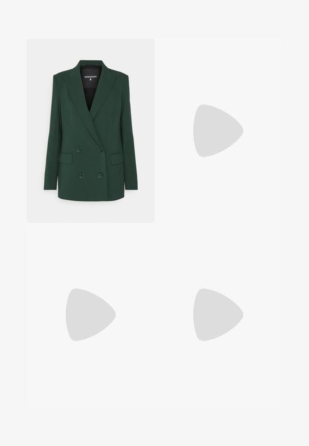 Patrizia Pepe GIACCA - Krátký kabát - tuscany green; Černé šaty s těsným korzetem a splývavou, hedvábnou sukní. Rukávy s polovičním rukávem, kulatý výstřih, hladká textura a délka až po kotníky.; Bílé lakované lodičky na vysokém podpatku s špičatou špičkou, úzkým podpatkem a černými detailami uvnitř. Hladký povrch a elegantní design.; Černá kožená kabelka se strukturovaným designem, jejíž tvar je zkrácený, má horní rukojeť a zlaté kovové detaily. Součástí je i nastavitelný ramenní popruh.