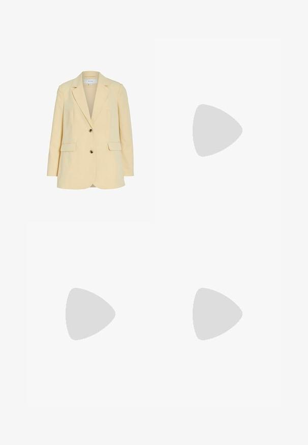 Blazer su misura giallo chiaro con chiusura a un bottone, due tasche frontali e revers a punta. Realizzato in un tessuto liscio.; Due top in esposizione, uno nero e uno bianco. Entrambi hanno una trama a coste e spalline larghe con un collo arrotondato.; Pantaloni shorts bianchi in lino con una vestibilità ampia, caratterizzati da una gamba larga, pieghe frontali e una texture liscia per favorire la traspirabilità.; Tacchi slingback beige con punta affusolata e tacco basso a campana. Realizzati in pelle liscia con un design minimalista e cinturino regolabile.