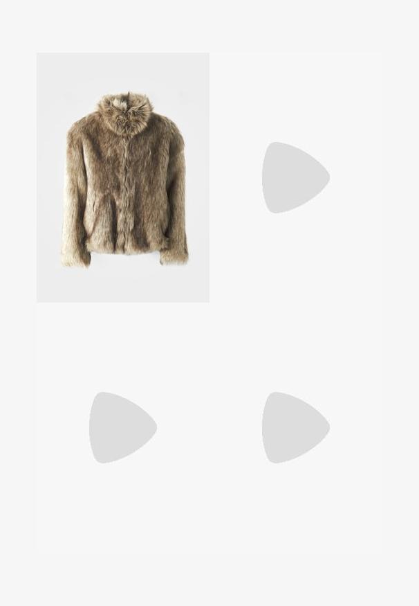 Faux-Fur-Jacke in Brauntönen mit umschlägigem Kragen. Verfügt über einen Frontverschluss, lange Ärmel und eine weiche, strukturierte Oberfläche.; Graues, übergroßes T-Shirt aus Baumwolle mit abgenutzten Akzenten und großem, schwarzem "KSUBI"-Logo auf der Vorderseite. Kurze Ärmel, Rundhalsausschnitt.; Schwarze Denim-Hosen mit kontrastierenden schwarzen Lederpaneelen, gerader Beinform und subtilen Distressed-Details im Stoff.; Weiße Sneaker mit Wildlederelementen, runder Zehenpartie, flachen Schnürsenkeln und einer cremefarbenen Gummisohle. Mit grünen Markenlogo am Fersenbereich.