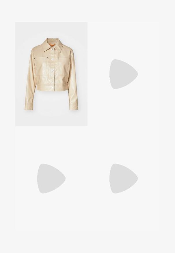 Afskåret beige kunstlæderjakke med spids krave, sølvfarvede trykknapper, to brystlommer og glat tekstur.; Sort bomulds t-shirt med rund halsudskæring, korte ærmer og et broderet logo på brystet. Enkel, afslappet pasform uden mønstre.; Sorte skræddersyede bukser med lige ben-design, der har en glat tekstur og skarpe folder langs fronten. Ingen synlige hardware.; BOSS IRYNA BOOTIE - Plateaustøvletter - black