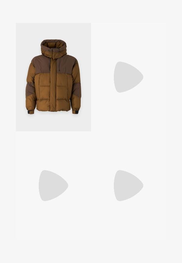 Brun pufferjakke med en stor hætte, der har en blanding af nuancer, quiltet mønster og justerbare snore og manchetter for pasform.; Mørkeblå bomulds t-shirt med korte ærmer. Har et lille, orange broderet logo på brystet. Klassisk crew neck design.; Lysegrå, løstsiddende jeans lavet af denim. Har et klassisk fem-lomme design, bæltestropper og en lige ben silhuet.; Cremefarvet sneaker med perforeret detaljering, snørebånd og logo på siden, præsenteret mod en simpel hvid baggrund.