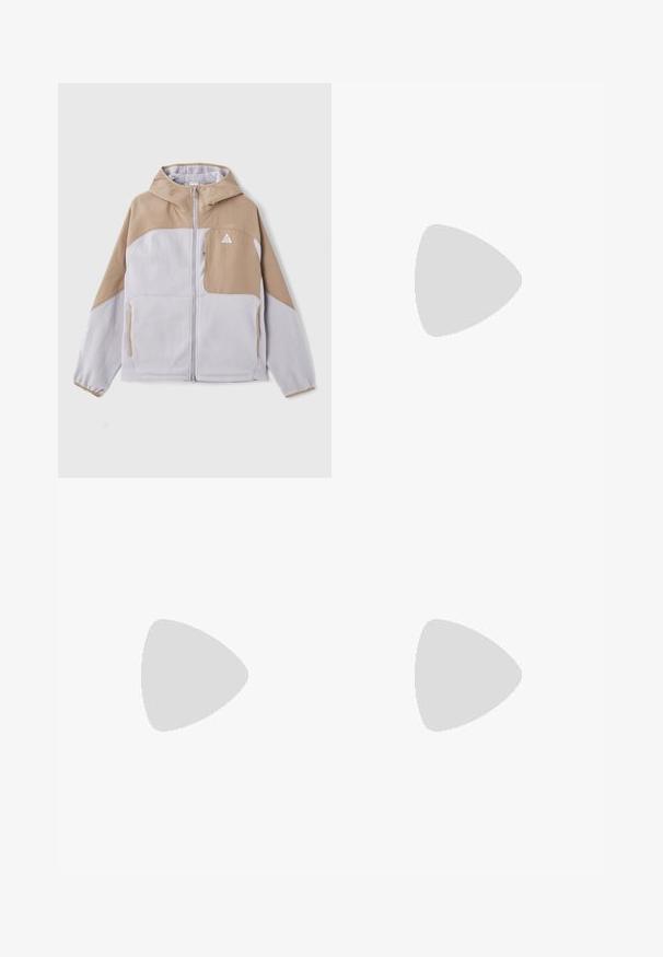 Fleecejakke i lysegrå med brune detaljer, med glidelås foran, hette og brystlomme. Kontrastpanel design på ermene.; Nike svart bomull T-skjorte med klassisk rund hals, korte ermer, og en subtil, preget logo på brystet. Glatt tekstur.; Svarte casual bukser med strikk i livet, sidelommer og rett bein på en ensfarget bakgrunn.; Svarte sportssko med teksturert stoff og gummisåler, med elastiske lisser og en blå detalj på hælen. Brukt med lyse denimbukser.