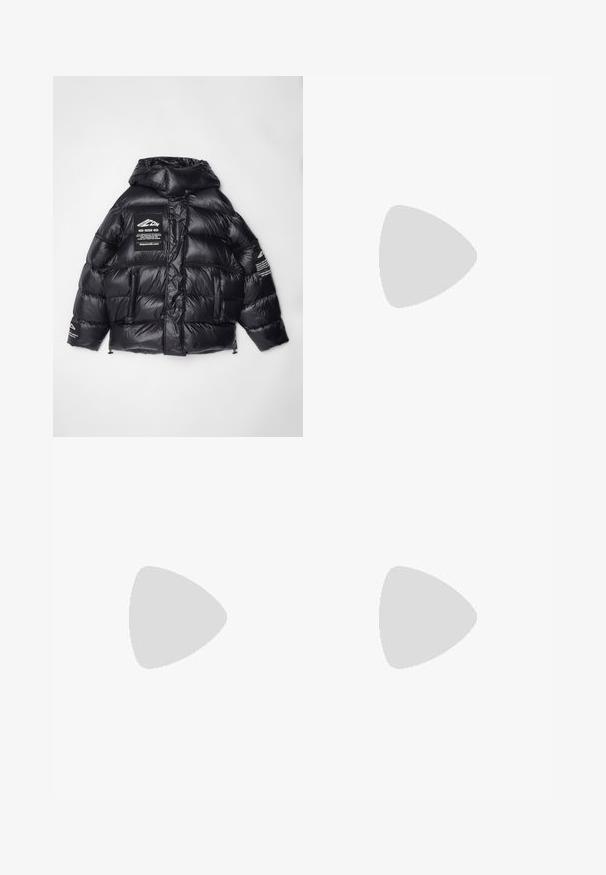 Sort pufjakke med en blank finish, hætte, lynlåslommer og brandmærker på brystet og ærmet. Struktureret quiltet design.; Sort oversized T-shirt med korte ærmer og rund halsudskæring, med synlig Filippa K mærke indeni kraven.; Mørkeblå bukser lavet af bomuld, med en lige ben-design, en frontknaplukning og en klassisk talje med bæltestropper.; Mørkeblå ruskinds lavtop sneaker med hvid sål, mørkeblå snørebånd og "Filling Pieces" logo i guld på siden.