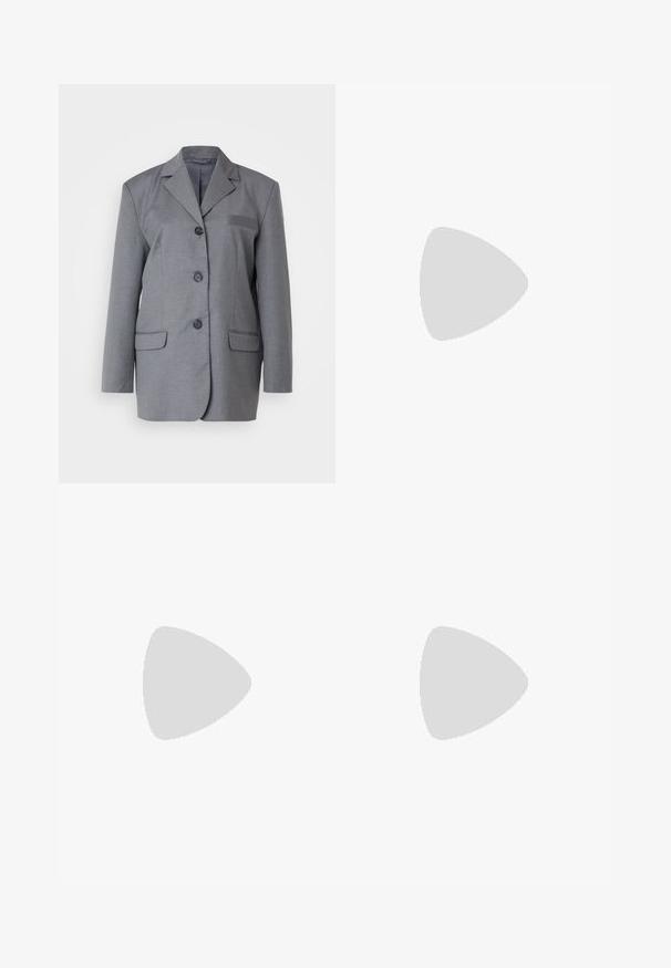 Grå blazer laget av teksturert stoff med spiss krage, tre-knappslukking og to frontlommer. Enkelt og skreddersydd design.; Hvit cropped T-skjorte, korte vide ermer, myk bomullsmateriale, rund halslinning med subtilt oransje kantbånd, minimalistisk design, uten mønstre eller grafikk.; Sorte skreddersydde bukser med rett silhuett, med en glatt tekstur og klare pressede bretter foran. Ingen synlig maskinvare.; Beige blokk-høydesandaler med tynne stropper og firkantet tå. Glatt materiale med minimale detaljer, designet for enkel bruk.