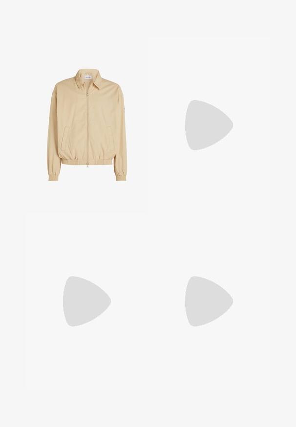 Calvin Klein Jeans LINEAR HARRINGTON - Sommerjakke - pale khaki; Hvit bomull t-skjorte med korte ermer, rund utringning, avslappet passform, og ingen synlige logoer eller mønstre. Glatt tekstur og minimalistisk design.; Mørkeblå dongeri-jeans med straight leg-design, med klassisk fem-lomme stil og en synlig metallknaplukking i livet.; Sportssko med en hvit skinnoverdel, grå semsket tå og tre svarte striper. Har en blå logo på tungen og en teksturert gummisåle.