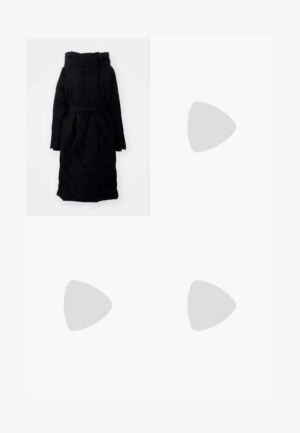 Zwarte pufferjas met een capuchon, riem op de taille, lange mouwen en een rechthoekig doorgestikt ontwerp. Glad textuur en knieënlange snit.; Witte lange mouw turtleneck top gemaakt van glad, elastisch materiaal. Voorzien van een hoge kraag en een getailleerd ontwerp, zonder zichtbare patronen of versieringen.; Lichtblauwe wijde jeans gemaakt van denim, met een hoge taille, vijf zakken en subtiele vervaging voor een versleten uitstraling.; Witte platform sneakers van glad synthetisch materiaal, met een afgeronde neus, vetersluiting en een gestructureerde rubberen zool. Zwarte hielaccent.
