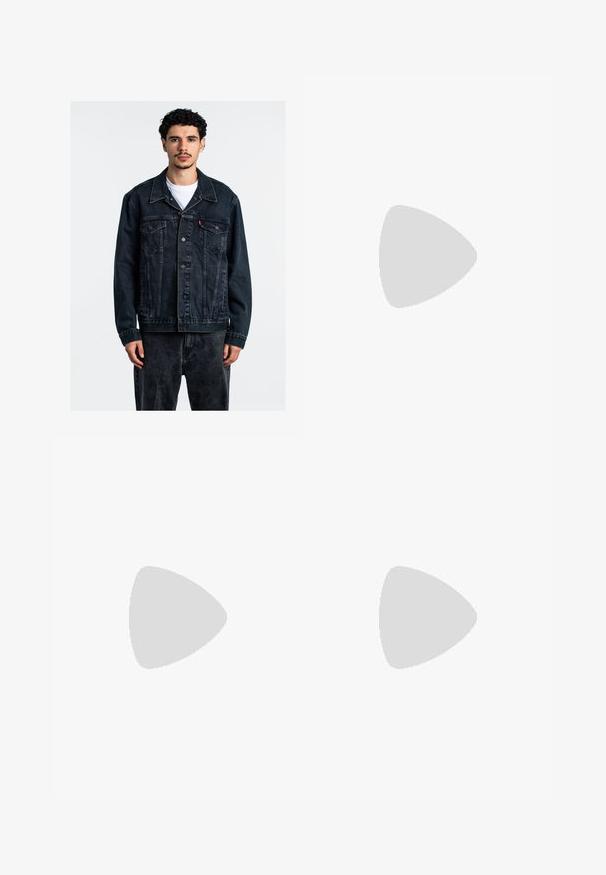 Giubbotto in denim nero con abbottonatura frontale, due tasche sul petto e colletto classico. Presenta una vestibilità rilassata e dettagli di cucitura visibili.; T-shirt bianco a maniche corte, realizzato in cotone morbido. Design a girocollo con una vestibilità comoda e senza loghi o motivi visibili.; Jeans neri in denim dritto da uomo con cinque tasche e cuciture arancioni, chiusura con bottone e zip sulla vita anteriore.; Scarpe da barca in pelle marrone e verde con un design cucito bianco, lacci tondi e una suola in gomma testurizzata. Costruzione resistente con occhielli in metallo.