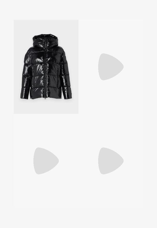 Chaqueta de plumas negra con un acabado brillante, gran capucha, cierre de cremallera y acolchado horizontal. Cuenta con dos bolsillos frontales y puños elásticos.; Camiseta de algodón negra con mangas cortas, que presenta un logo blanco "Calvin Klein" impreso en el pecho. Diseño clásico de cuello redondo.; Pantalones de pierna ancha negros con una textura suave, con una cintura elástica etiquetada "Calvin Klein" en texto blanco. Diseño minimalista.; Zapatilla baja negra con suela y talón blanco, cordones negros y sutil logo de Calvin Klein en el costado, exhibida sobre un fondo liso.