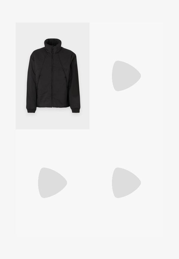 Fekete párnázott dzseki magas gallérral, cipzáros záródással és elasztikus mandzsettákkal. Könnyű textúrával és minimalista dizájnnal rendelkezik.; Fekete, pamutból készült póló rövid ujjakkal. Elöl zöld "ROOTS" logóval, kerek nyakkivágással és normál szabással.; Fekete cargo nadrág, amely tartós anyagból készült, több zsebet tartalmaz, gombos záródással rendelkezik, és karcsú szabású, szűkített lábakkal bír.; Fekete és krém színű bőrsneaker, perforált díszítésekkel, párnázott bokapánttal és texturált talppal.