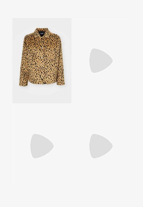 Giacca con stampa leopardata in tono marrone e nero, realizzata in tessuto morbido. Presenta un colletto a punta, chiusura con bottoni e maniche lunghe.; Due magliette a maniche corte, una bianca e una nera, realizzate in cotone. Entrambe presentano un colletto rotondo e un design semplice e classico.; Pantaloni in denim neri a gamba larga con vita alta, dotati di tasche anteriori e posteriori, cuciture a punto, e chiusura con bottone. Texture liscia.; Infradito neri con due accenti di fibbia dorata, materiale dalla texture liscia, suola piatta e design minimalista.
