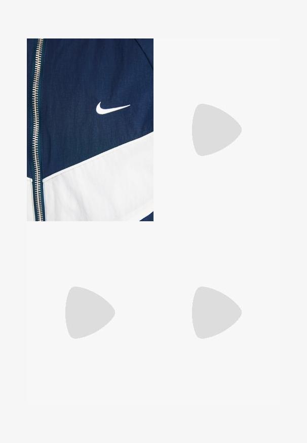 Marineblå jakke med hvide detaljer, med lynlås og Nike-logo. Glat tekstur, med et geometrisk farveblokdesign.; Hvid bomulds t-shirt med rund hals og korte ærmer. Har et lille sort Nike-logo på brystet. Enkel og udekoreret design.; Hvide athletic bukser med vidde, ribbet talje og subtile logo detaljer. Glat stof med en afslappet pasform og tapered hals.; Hvite og lyseblå sportsko med mesh og syntetiske materialer, der har teksturerede accenter, rund form og en polstret sål.