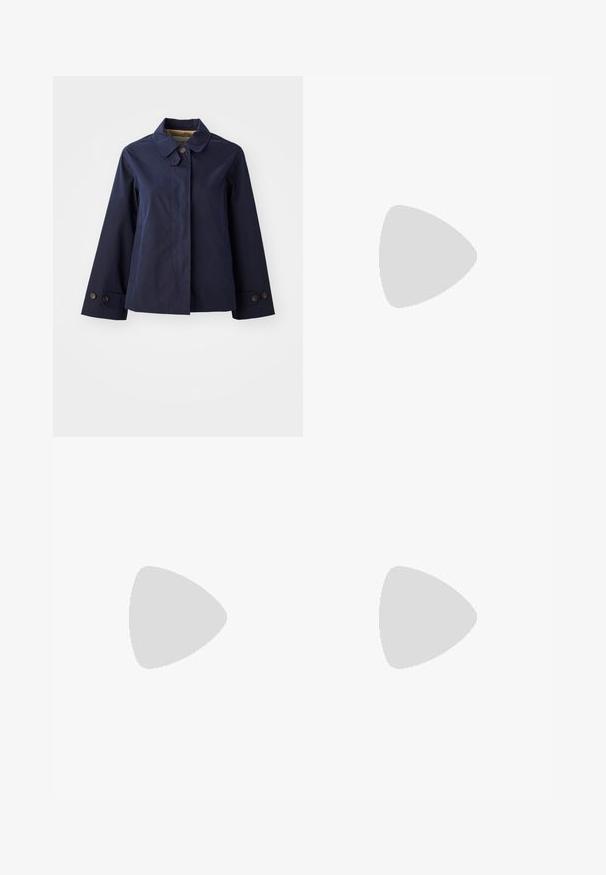 GANT Letná bunda - evening blue; Biely skrátený tričko, krátke široké rukávy, mäkký bavlnený materiál, okrúhly výstrih s jemným oranžovým lemovaním, minimalistický dizajn, bez vzorov alebo grafiky.; Čierne krajčírské nohavice so strihom rovného nohu, s hladkou textúrou a ostrými skladmi pozdĺž prednej časti. Žiadne viditeľné hardvér.; Čierne slingback topánky s ostrou špičkou a nízkym opätkom, vyrobené z hladkej kože a s výrezmi na boku pre lepšiu priedušnosť.