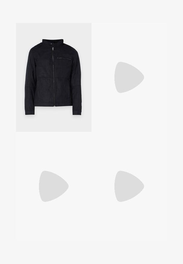 Giacca nera in materiale simile alla pelle scamosciata, con collo stand, zip frontale e tasca sul petto con zip. Design semplice con vestibilità su misura.; Due magliette polo nere, con maniche corte, in cotone, con colletto classico, pattina a due bottoni e dettagli a righe bianche all'interno del colletto.; Pantaloni in denim nero con taglio dritto, design a cinque tasche e chiusura frontale con bottone. Tessuto liscio con dettagli di cucitura minimi.; Sneaker nere con una toma superiore in pelle con effetto croc embossato, punta rotonda e suola in gomma bianca a contrasto con una finitura liscia.