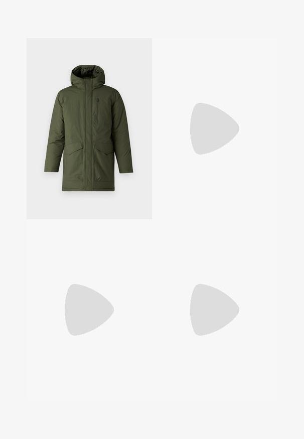 Only & Sons GLOBAL  - Zimný kabát - olive night; Biela krátkoročná tričko vyrobené z bavlny, s okrúhlym výstrihom a hladkou textúrou, s rovným strihom a bez vzorov.; Džínsy z denimu v bledomodrej farbe, s rovnými nohavicami, umierneným opotrebením vpredu a klasickým päťvreckovým strihom.; Čierne nízke tenisky s bielymi pruhmi, čiernymi šnúrkami, zdrsnenou čiernou podrážkou a bielym akcentom na päte, s nápisom "JACK & JONES" na boku.