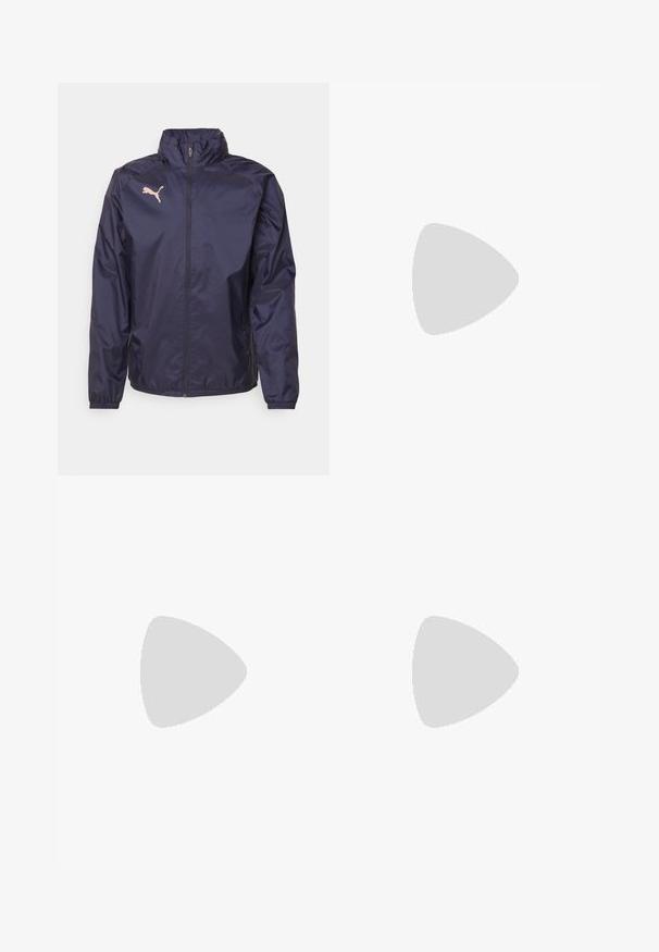 Navy blauwe windbreaker jas van lichtgewicht, glad materiaal; beschikt over een hoge kraag, volledige rits en een roze Puma-logo op de borst.; Lichtblauw voetbalshirt met korte mouwen en donkerblauwe accenten, met een gestructureerd patroon, ronde halslijn en logo's op de borst en mouwen.; Zwarte sportbroek van lichtgewicht stof. Voorzien van een elastische tailleband, zijzakken en grijze logo's aan elke zijde.; Zwarte voetbalschoenen met een gestructureerde synthetische bovenkant, zilveren accenten en een vetersluiting. Beschikt over een gemodelleerde zool met zichtbare noppen voor grip.
