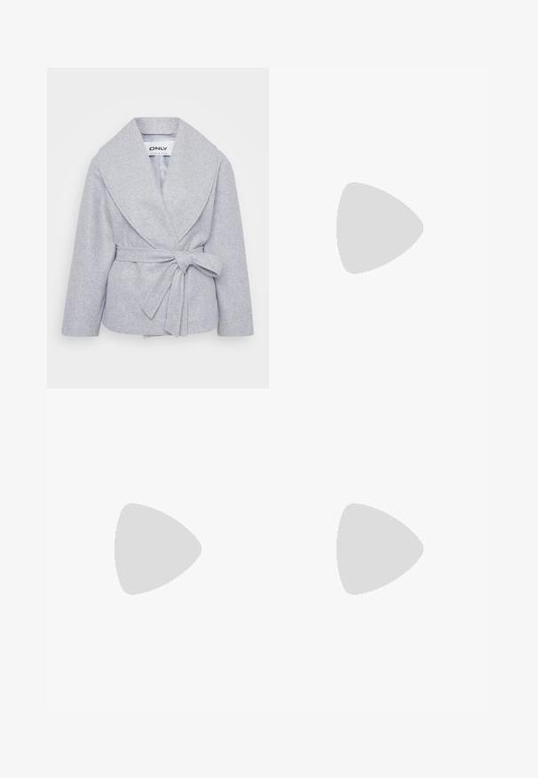 Sivi plašč s širokim ovratnikom in dolgimi rokavi, izdelan iz mehkega materiala. Ima pas s trakom v pasu in gladek notranji podložek.; Even&Odd Petite 2 PACK - Top - light grey/black; ONLY Petite ONLMADISON BLUSH WIDE - Široke hlačnice - dark blue denim; Črne gležnjarje z sijajno površino, kvadratnim nosom in debelim blokskim peto. Oblikovanje izstopa s brezšivno silhueto in minimalnim logotipiranjem.; Srebrni kovinski obročasti uhani z brušenjem, s krožno obliko in prozornim zatičem za varno nošenje.