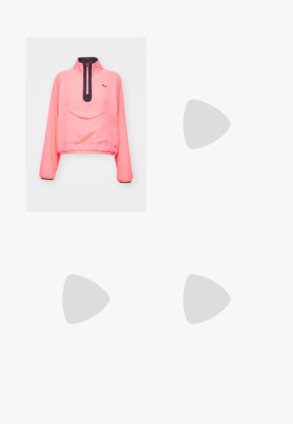 Růžový zkrácený pulovr s vysokým límcem a polo zipem, se přední kapsou a černými detaily na zipu a manžetách.; Černé tričko s krátkým rukávem vyrobené z měkké tkaniny, s malým šedým logem New Balance na levé horní části hrudi, klasický design s kulatým výstřihem.; Černé sportovní kalhoty vyrobené z lehkého materiálu s elastickým pasem a nastavitelným stahováním. Na boku se nachází malé logo.; Černá běžecká bota s texturovaným svrškem, elegantním designem a reflexními akcenty. Nabízí měkkou, polstrovanou podrážku pro pohodlí.